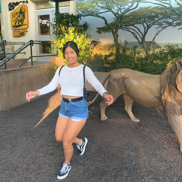 Meet your Posher, Jennifer Judith - Picture 2 of 6